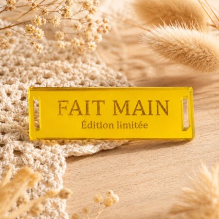 Étiquette plexiglas doré gravée Fait Main Édition limitée 6 x 2 cm avec grandes ouvertures pour fil Trapilho