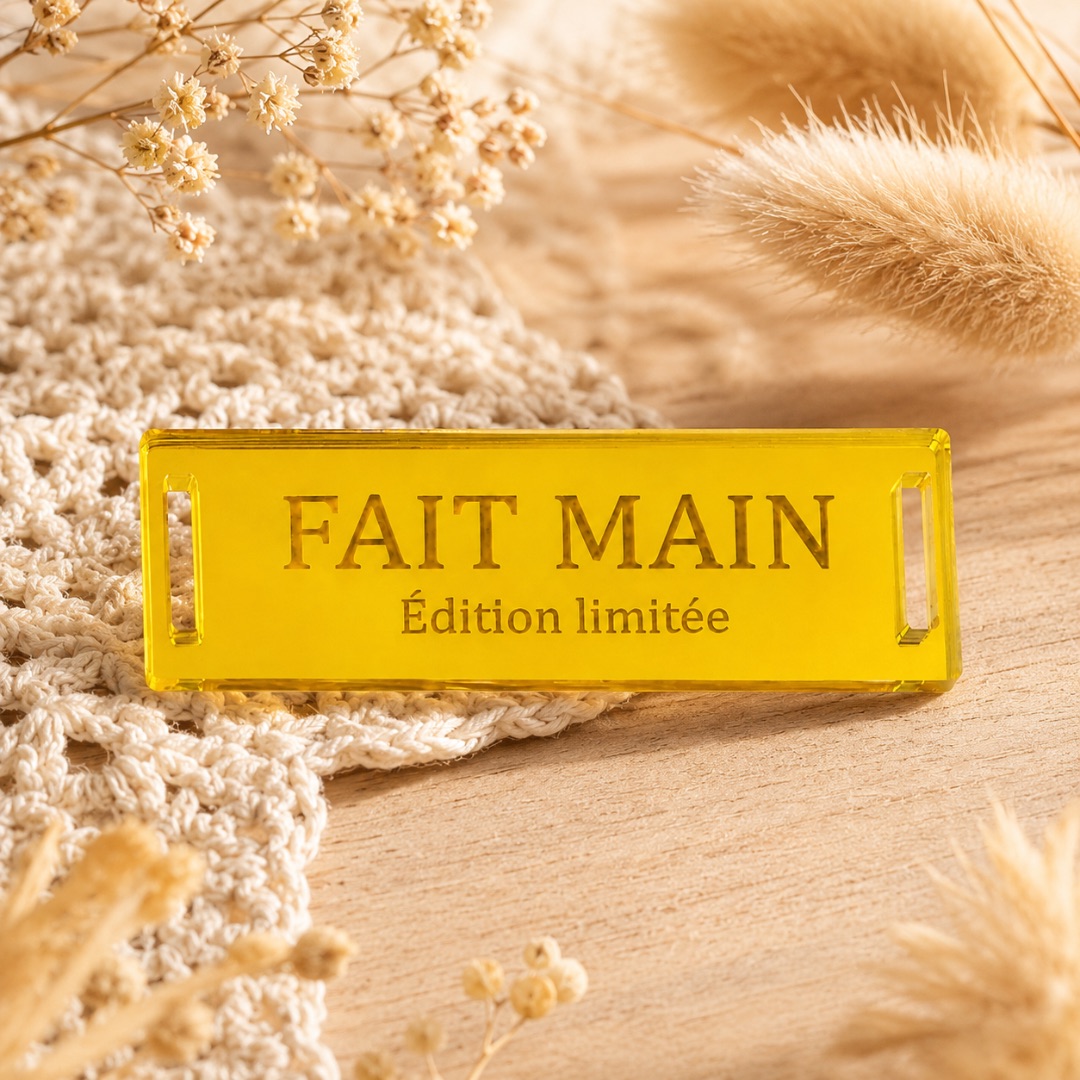 Étiquette plexiglas doré gravée Fait Main Édition limitée 6 x 2 cm avec grandes ouvertures pour fil Trapilho