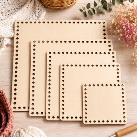 Assortiment de bases en bois carrées perforées en plusieurs tailles dans un décor crochet