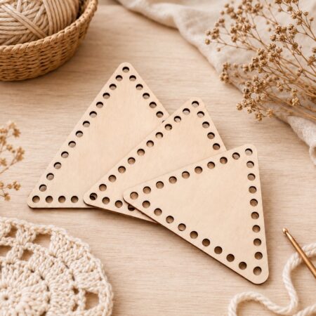 Assortiment de bases triangulaires en bois perforées pour crochet, disponibles en trois tailles