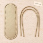 Ensemble noir en simili cuir comprenant un fond de sac perforé de 64 trous et deux anses assorties. Idéal pour réaliser facilement un sac au crochet avec une finition propre et élégante.