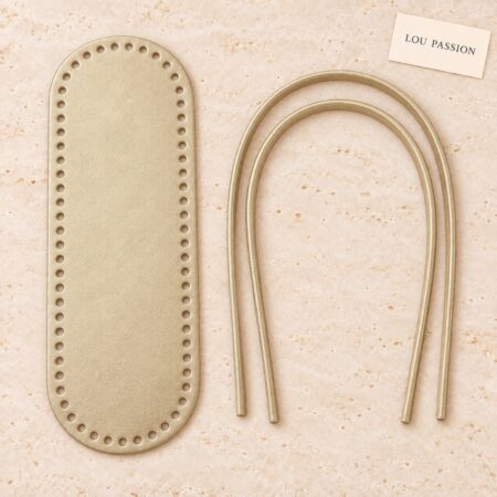 Ensemble noir en simili cuir comprenant un fond de sac perforé de 64 trous et deux anses assorties. Idéal pour réaliser facilement un sac au crochet avec une finition propre et élégante.