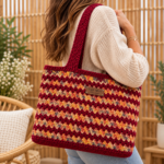 Sac Sunshine au crochet porté à l'épaule, version bordeaux et multicolore, réalisé avec le fil Tricoton Lou Passion