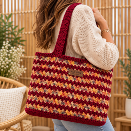 Sac Sunshine au crochet porté à l'épaule, version bordeaux et multicolore, réalisé avec le fil Tricoton Lou Passion