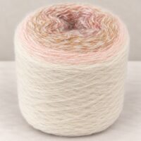 Pelote Nuvélia Guimauve 01 en dégradé rose poudré, beige et écru – Vue rapprochée