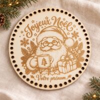 Estampe ronde en bois gravée d’un Père Noël et de l’inscription « Votre prénom » sous le dessin.