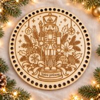 Estampe ronde en bois gravée d’un Casse-Noisette entouré de décorations de Noël.