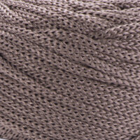 Gros plan sur la texture du fil Macramé XL YarnArt taupe 170.